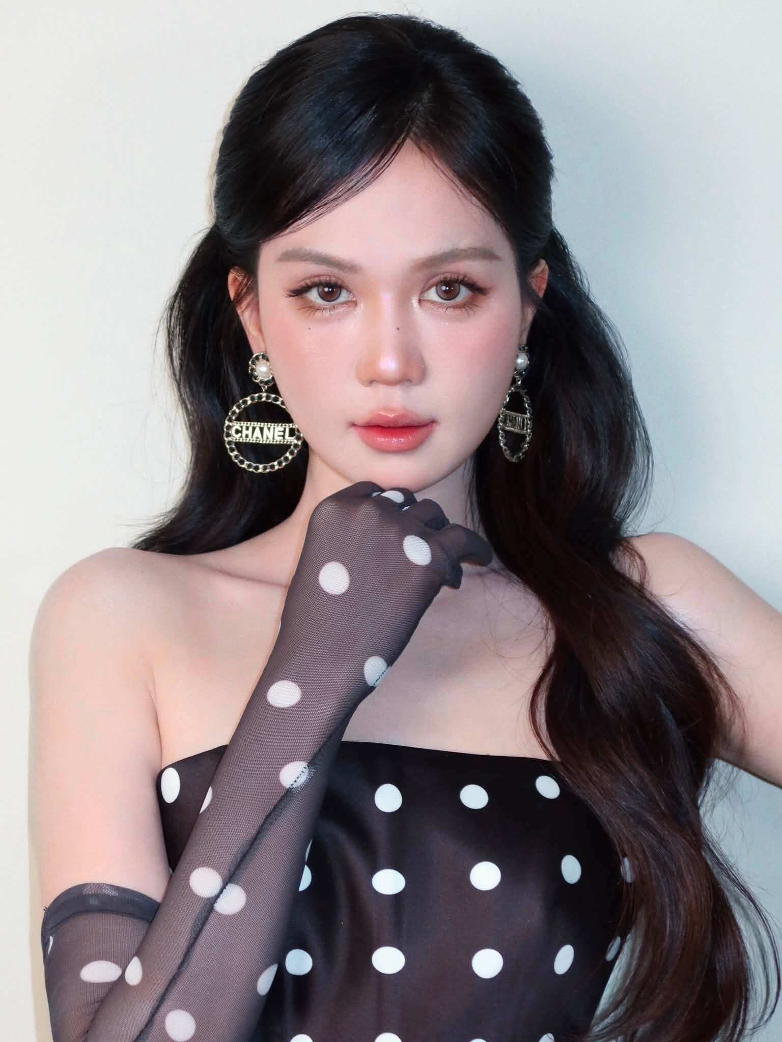 Ngọc Trinh gây chú ý ở tuổi trung niên - 10