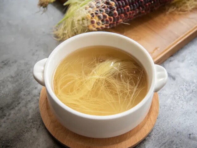 Trà râu ngô là thức uống dân dã được nhiều gia đình lựa chọn để giải nhiệt. Với hương vị thanh nhẹ và khả năng bổ sung nước, loại trà này giúp cơ thể cảm thấy dễ chịu hơn trong những ngày nắng nóng.