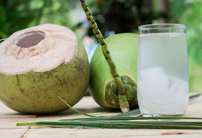 Nước dừa là thức uống tự nhiên giàu chất điện giải, giúp bổ sung nước và khoáng chất cho cơ thể trong thời tiết oi bức. Đây cũng là lựa chọn được nhiều chị em yêu thích nhờ vị ngọt thanh, dễ uống.