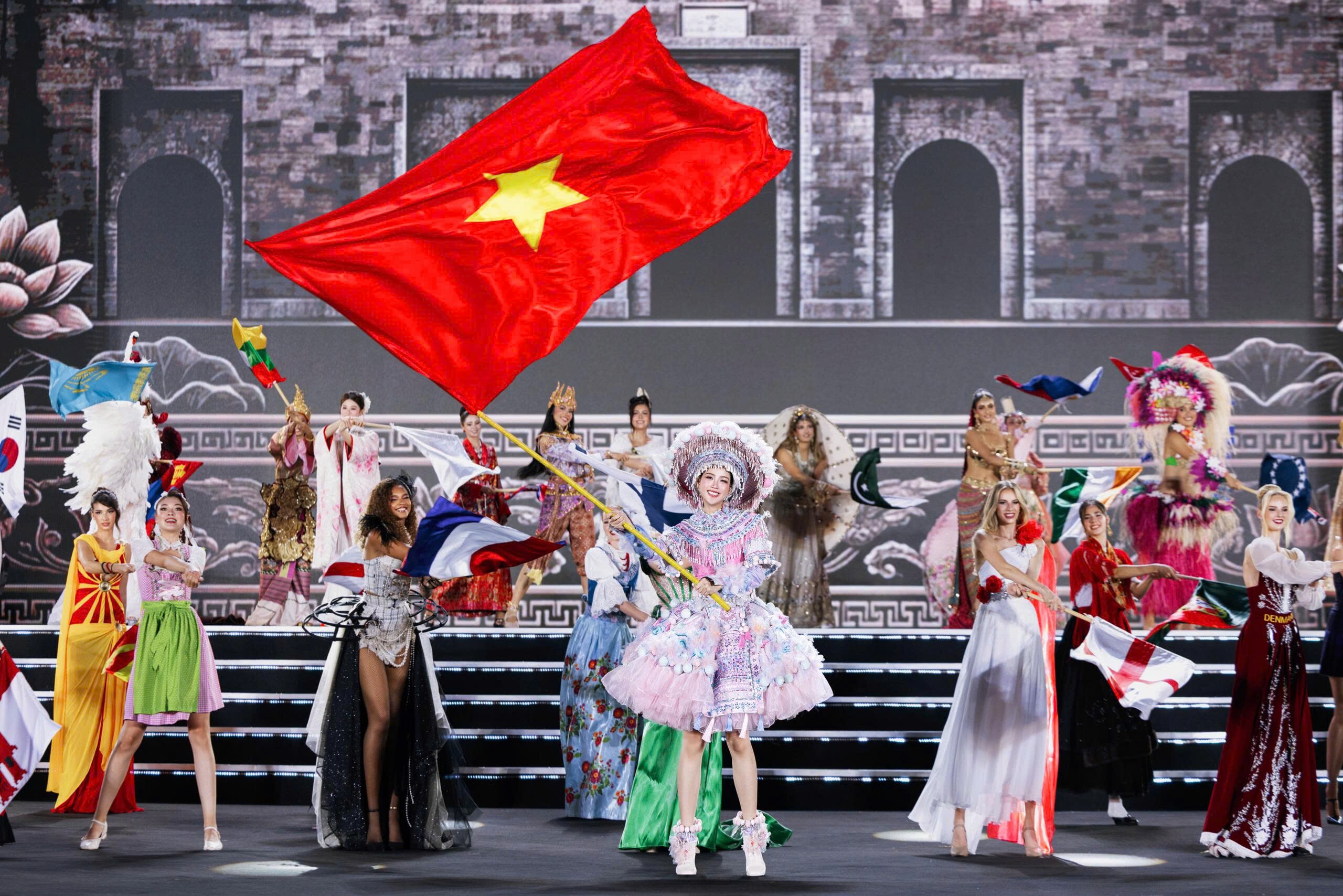 Hoa hậu Bảo Ngọc cùng các thí sinh Miss World 2026 trong phần trình diễn mở màn chung kết Dances of the World.