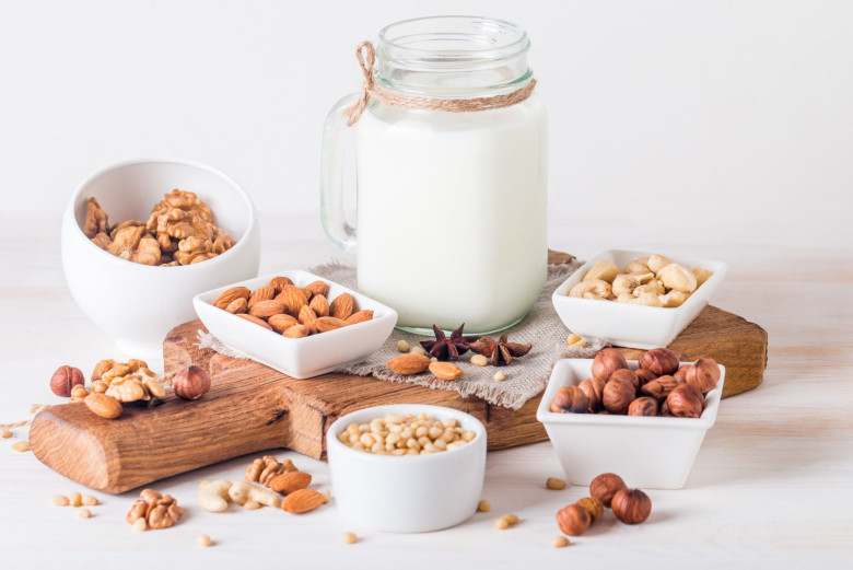Sữa hạt có thể cung cấp chất béo tốt, vitamin, khoáng chất và protein tùy loại nguyên liệu. Hạnh nhân, óc chó, hạt điều hay đậu nành đều có thể chế biến thành thức uống thơm béo, giúp bổ sung dưỡng chất và làm thực đơn hằng ngày thêm phong phú.