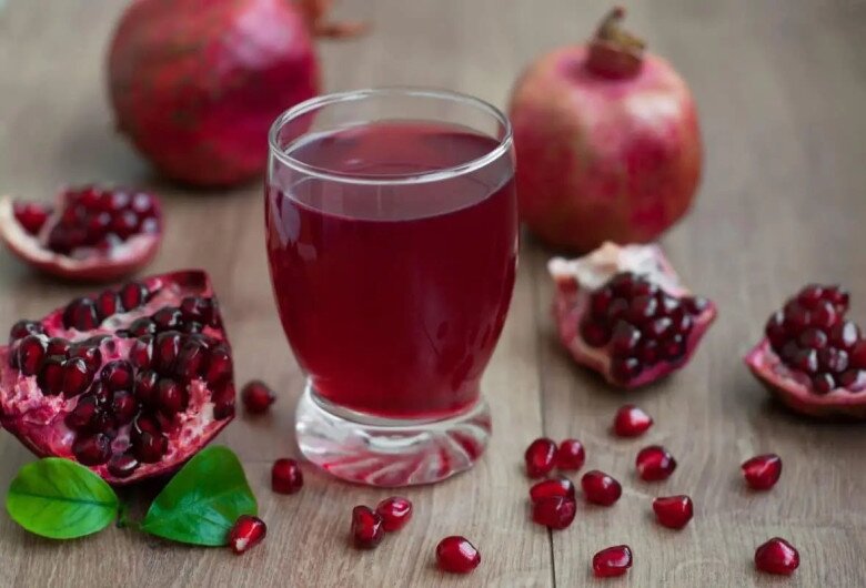 Nước ép lựu nổi bật với màu sắc bắt mắt cùng hàm lượng polyphenol và nhiều hợp chất chống oxy hóa tự nhiên. Thức uống này có vị chua ngọt đặc trưng, góp phần bổ sung dưỡng chất và mang đến lựa chọn mới mẻ cho thực đơn chăm sóc cơ thể.