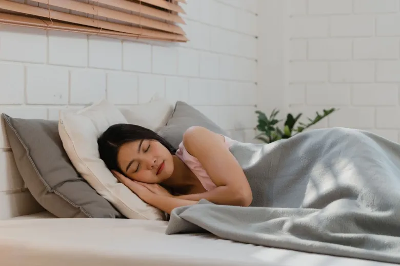 Vỏ gối sạch giúp hạn chế dầu, mồ hôi và bụi bẩn tiếp xúc với tóc khi ngủ. Chị em nên thay vỏ gối thường xuyên để tóc sáng hôm sau vẫn tơi nhẹ.