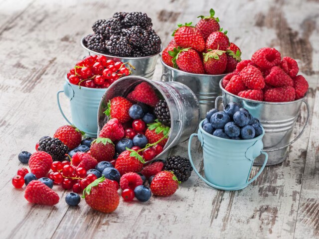 Dâu tây, việt quất, mâm xôi giàu vitamin C, anthocyanin và chất chống oxy hóa. Nhóm quả này góp phần bảo vệ tế bào, hỗ trợ sản sinh collagen và giúp làn da duy trì vẻ tươi tắn.