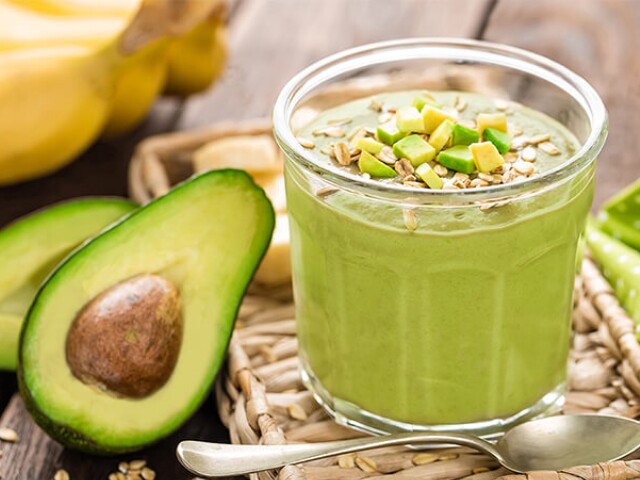 Quả bơ giàu chất béo không bão hòa đơn, vitamin E, vitamin C cùng nhiều dưỡng chất. Chất béo tốt và chất chống oxy hóa trong bơ góp phần hỗ trợ hàng rào bảo vệ, giúp da khỏe mạnh hơn.