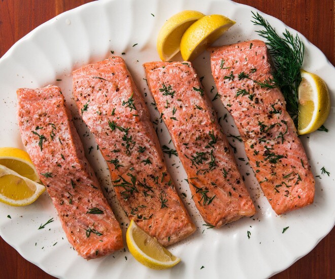 Cá hồi giàu omega-3, protein và nhiều dưỡng chất cần thiết, góp phần hỗ trợ hàng rào bảo vệ da và duy trì độ mềm mại. Bổ sung cá hồi hợp lý vào thực đơn giúp chị em đa dạng nguồn dinh dưỡng, tốt cho sức khỏe tổng thể.
