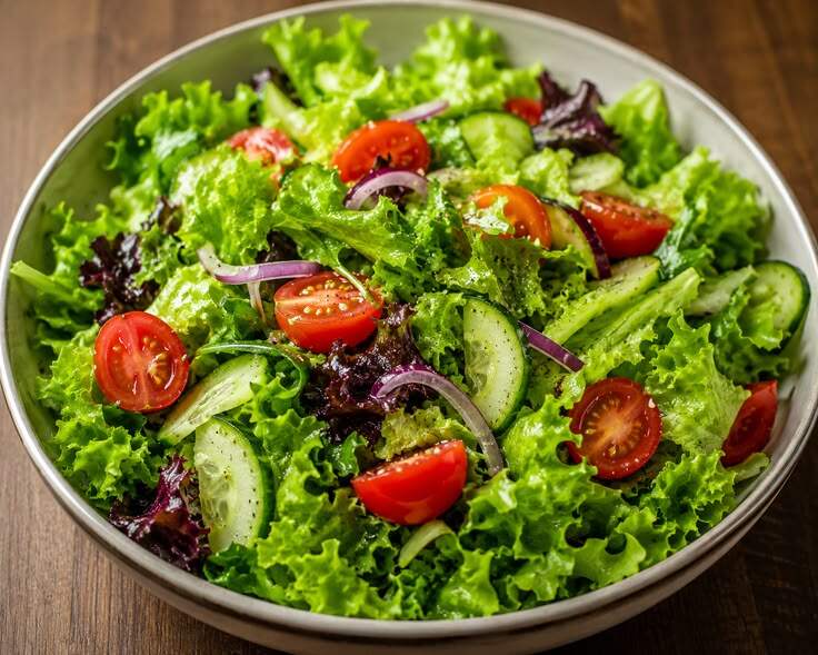 Cà chua chứa lycopene cùng vitamin C và nhiều hợp chất thực vật có lợi. Những dưỡng chất này góp phần chống lại stress oxy hóa, hỗ trợ quá trình sản xuất collagen và giúp làn da duy trì vẻ tươi tắn, khỏe mạnh.