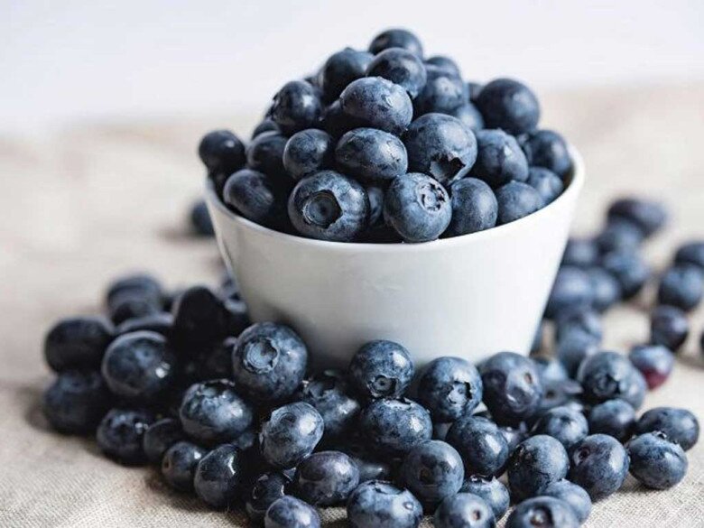 Việt quất nổi bật với anthocyanin, vitamin C, vitamin K và chất xơ. Bổ sung loại quả mọng này vào chế độ ăn giúp cung cấp thêm các hợp chất chống oxy hóa, hỗ trợ sức khỏe tổng thể và góp phần duy trì làn da tươi tắn.