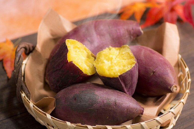 Khoai lang là nguồn tinh bột giàu chất xơ, phù hợp để làm phong phú thực đơn hàng ngày. Chị em có thể dùng khoai lang luộc, hấp hoặc nướng, kết hợp cùng trứng, cá và rau củ. Đây là lựa chọn đơn giản nhưng giúp bữa ăn thêm no và đủ chất.