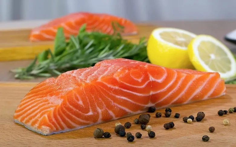 Bổ sung cá hồi thường xuyên giúp bữa ăn có thêm nguồn protein chất lượng và omega-3, cùng nhiều dưỡng chất cần thiết. Chị em U40+ có thể kết hợp cá hồi với rau xanh, khoai củ để tạo thành những bữa ăn vừa ngon miệng, vừa cân đối.