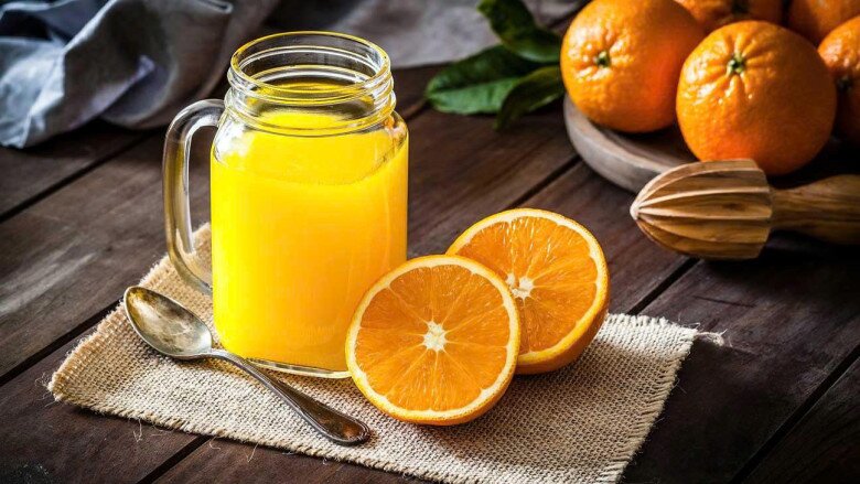 Nước cam giàu vitamin C, hỗ trợ sản sinh collagen, góp phần duy trì làn da khỏe mạnh, tươi sáng và bổ sung thêm nhiều dưỡng chất cho cơ thể.