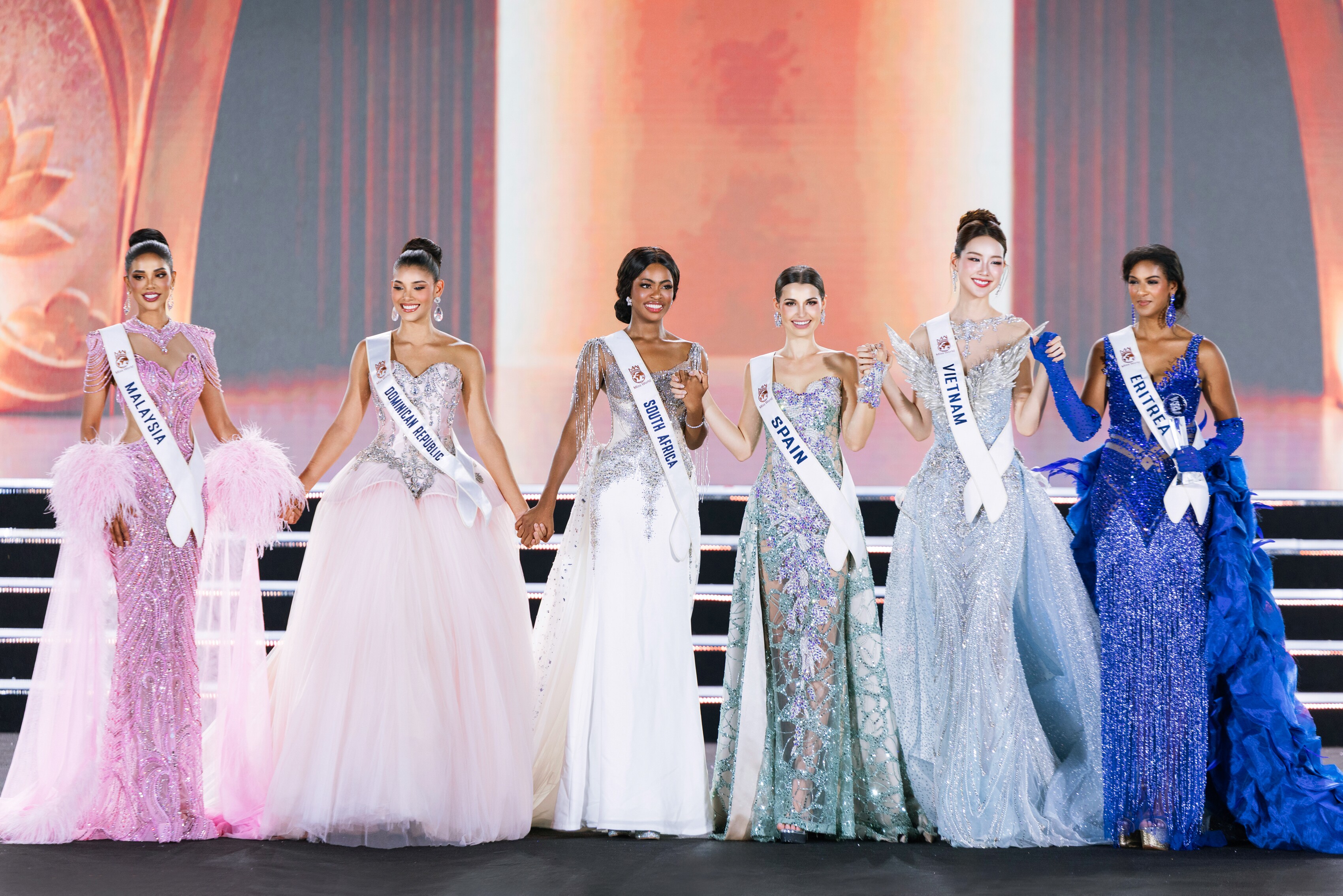 Ba vị trí còn lại trong Top 6 thuộc về đại diện đến từ Spain, South Africa và Dominican Republic.