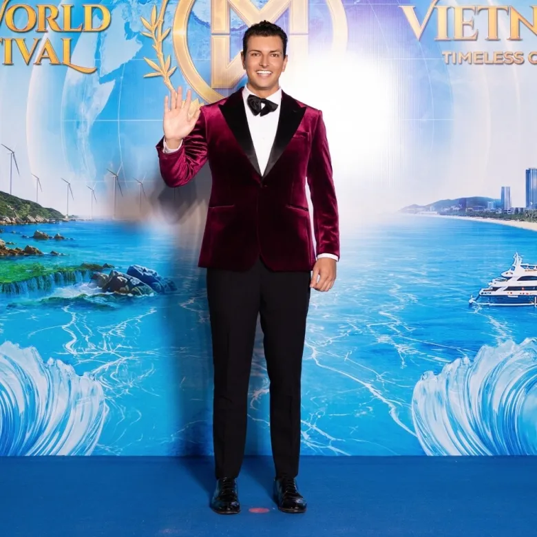 Mr World 2024 - Danny Mejía Romero đồng hành xuyên suốt cuộc thi tại Việt Nam. Anh cũng đảm nhận vai trò MC trong đêm nay cùng Á hậu Lê Phương Khánh Như.