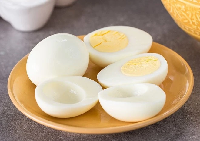 Lòng trắng trứng giàu protein và axit amin proline, hỗ trợ quá trình sản sinh collagen tự nhiên, đồng thời là thực phẩm ít calo, phù hợp bổ sung vào chế độ ăn hằng ngày.