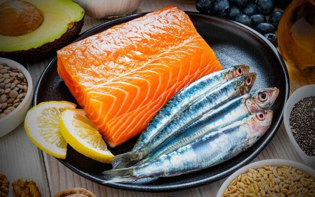 Da cá và các loại cá béo như cá hồi, cá thu, cá mòi giàu collagen, omega-3 và protein, góp phần nuôi dưỡng làn da khỏe mạnh, đàn hồi và chậm lão hóa.