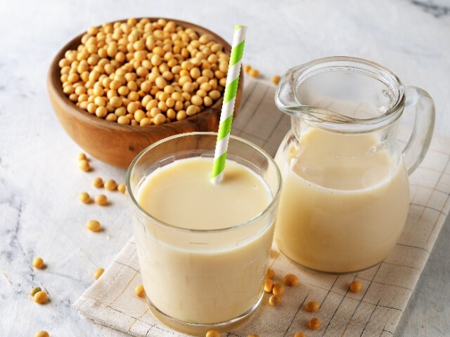 Đậu nành giàu protein thực vật và isoflavone, hỗ trợ duy trì độ đàn hồi của da, đồng thời cung cấp nguyên liệu cần thiết cho quá trình tổng hợp collagen tự nhiên.