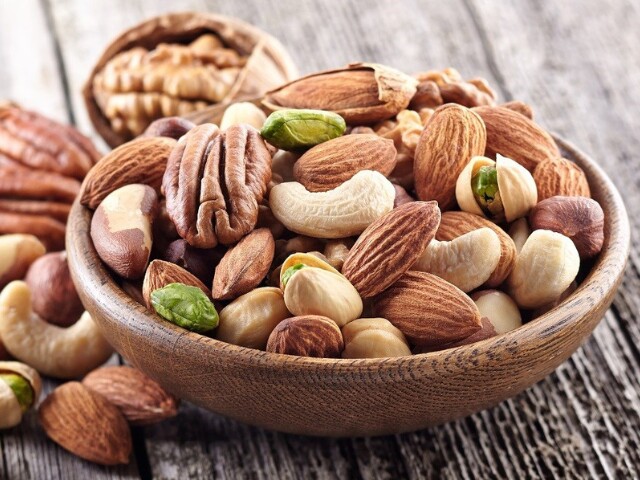 Hạnh nhân, óc chó hay hạt hướng dương cung cấp vitamin E, kẽm và đồng, những dưỡng chất cần thiết để bảo vệ da và hỗ trợ hình thành collagen.