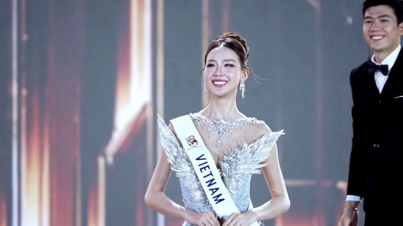 Bảo Ngọc xuất hiện đầy ấn tượng với thiết kế dạ hội lỗng lẫy.
