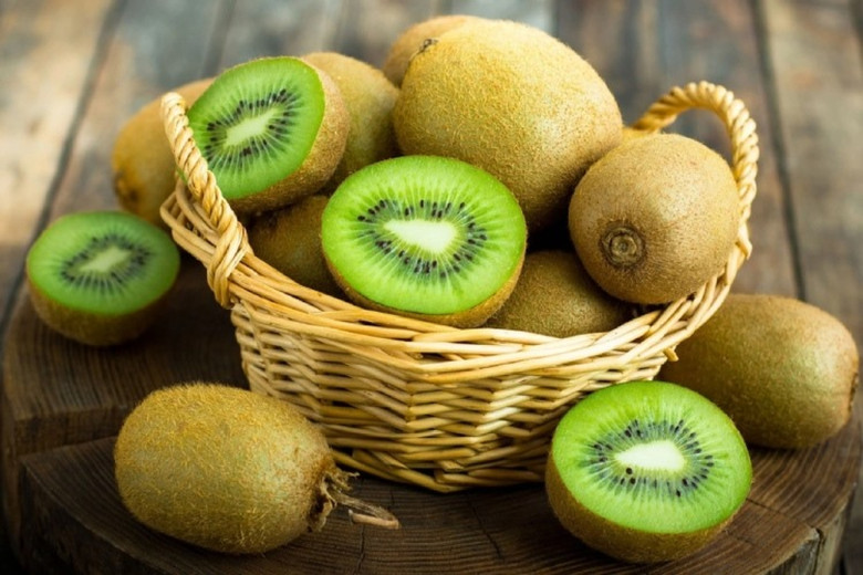 Kiwi giàu vitamin C, E cùng chất chống oxy hóa, góp phần nuôi dưỡng nang tóc, duy trì độ ẩm da đầu và hỗ trợ tóc phát triển dày, mềm mượt theo thời gian.