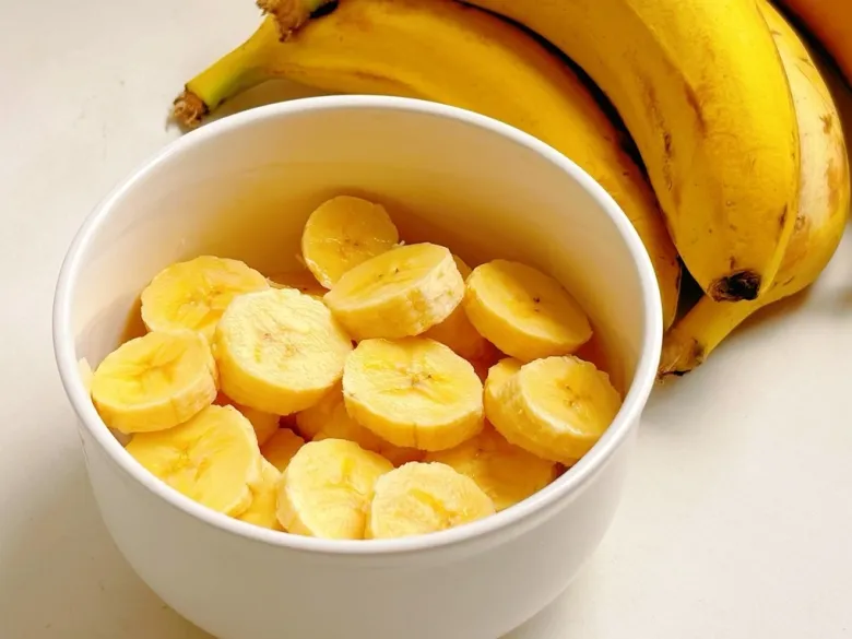 Chuối giàu kali, vitamin nhóm B và khoáng chất, giúp tóc chắc khỏe, giảm gãy rụng, tăng độ đàn hồi. Đồng thời còn hỗ trợ tiêu hóa và cung cấp năng lượng cho cơ thể.