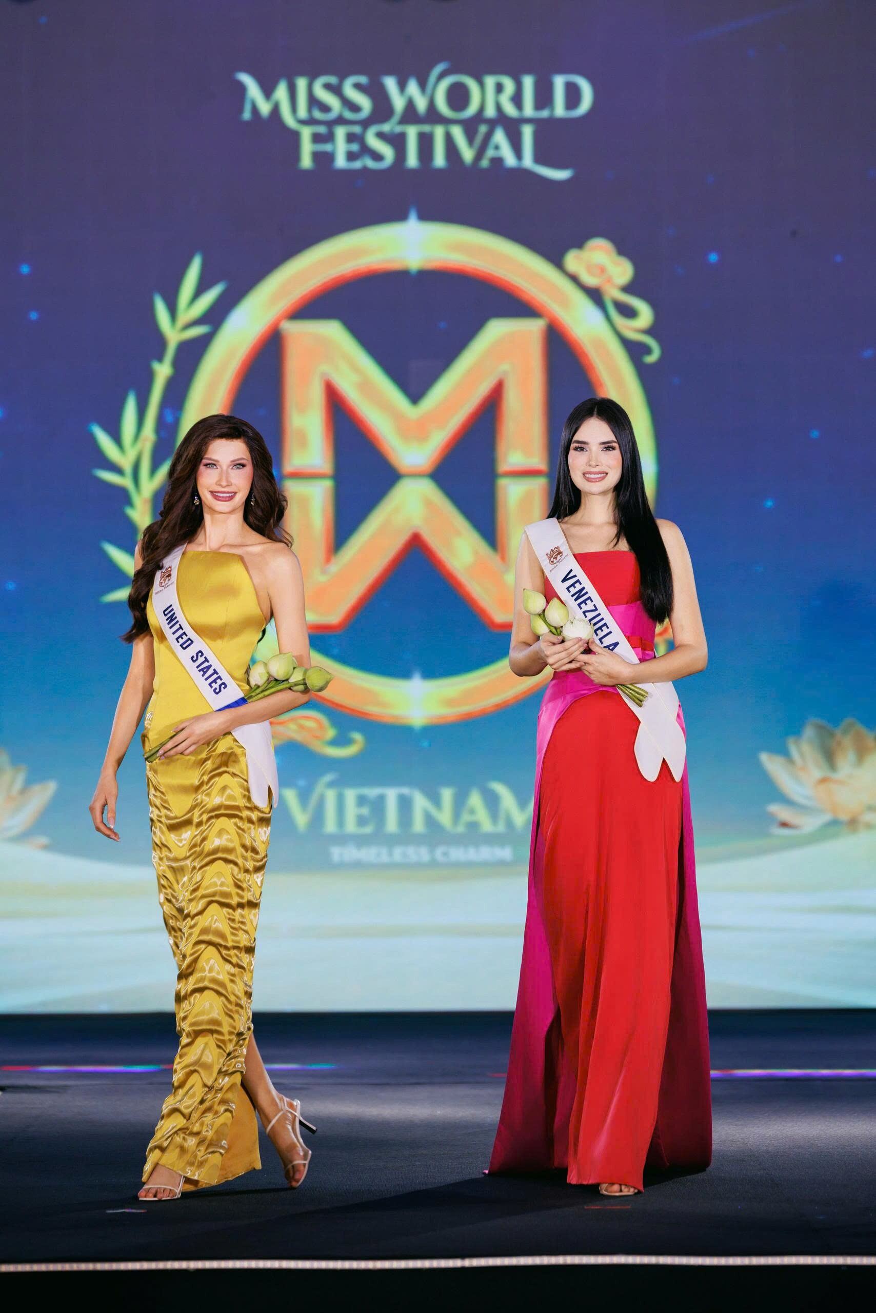 Dàn thí sinh Miss World nhận sash.