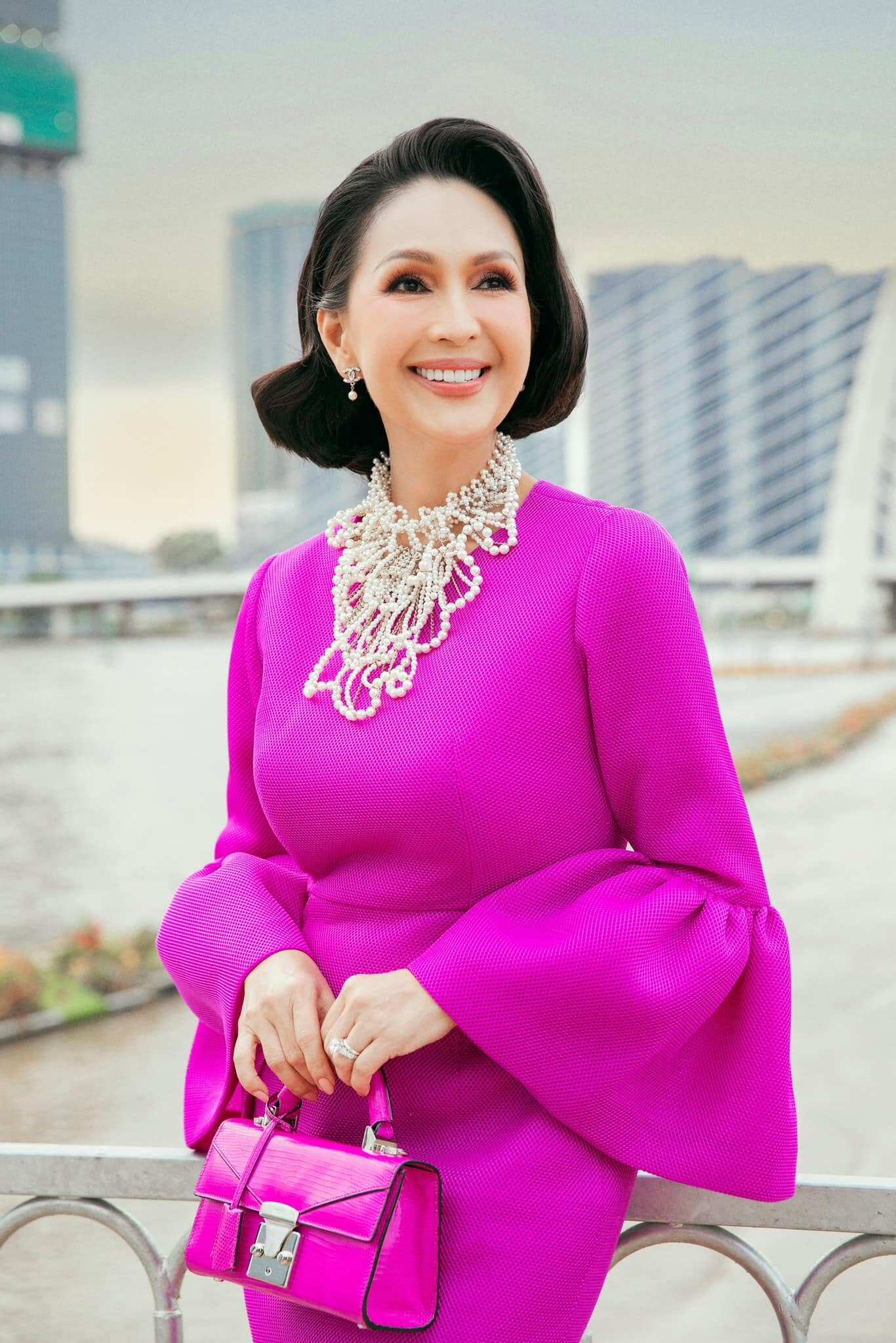 amp;#34;Nữ hoàng ảnh lịchamp;#34; U65 đẹp sang, có bộ sưu tập ngọc trai tôn khí chất quý phái ngút ngàn - 3