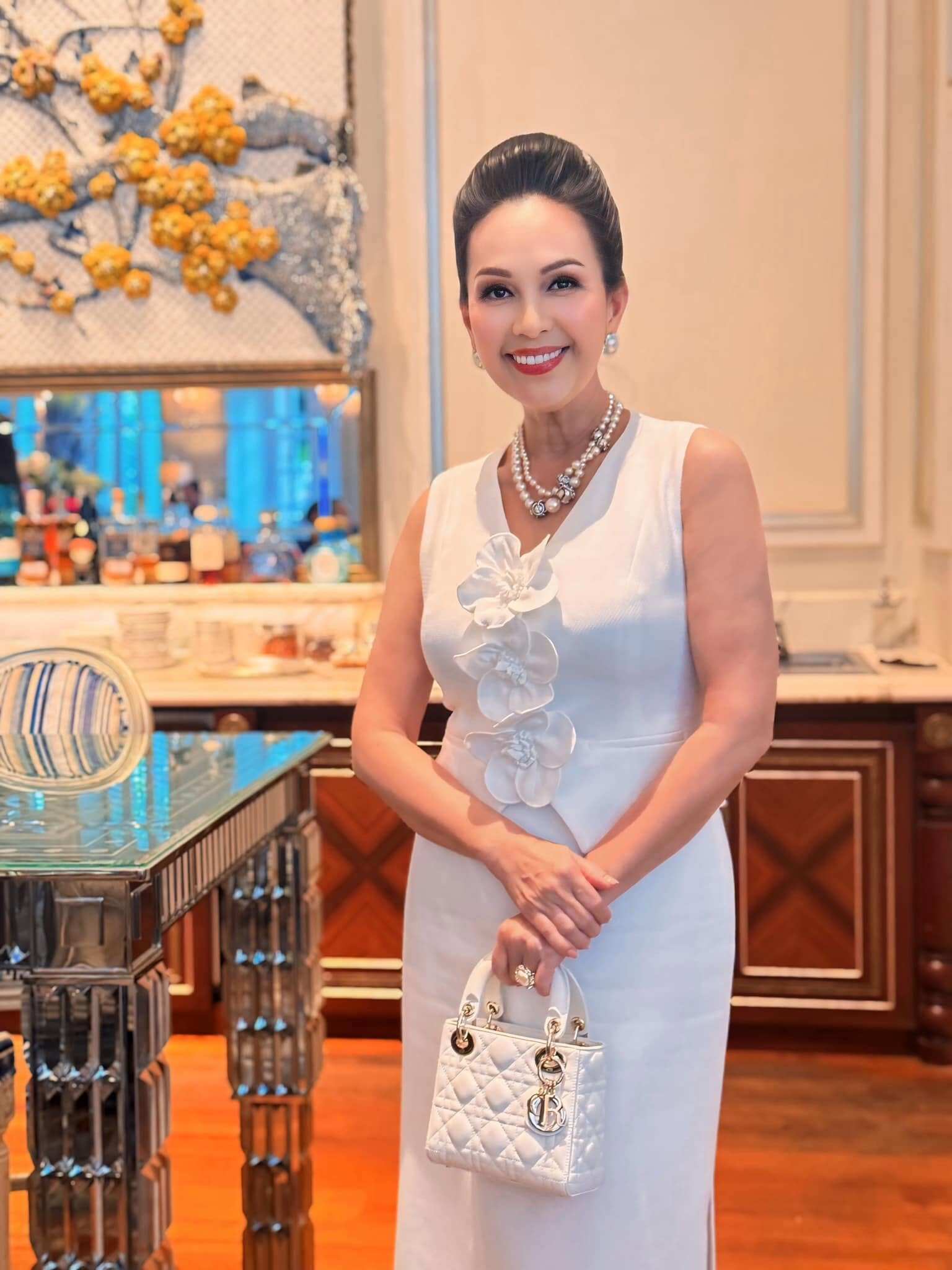 Diễm My 6X sở hữu bộ sưu tập ngọc trai, thường xuyên mixmatch với nhiều kiểu trang phục.