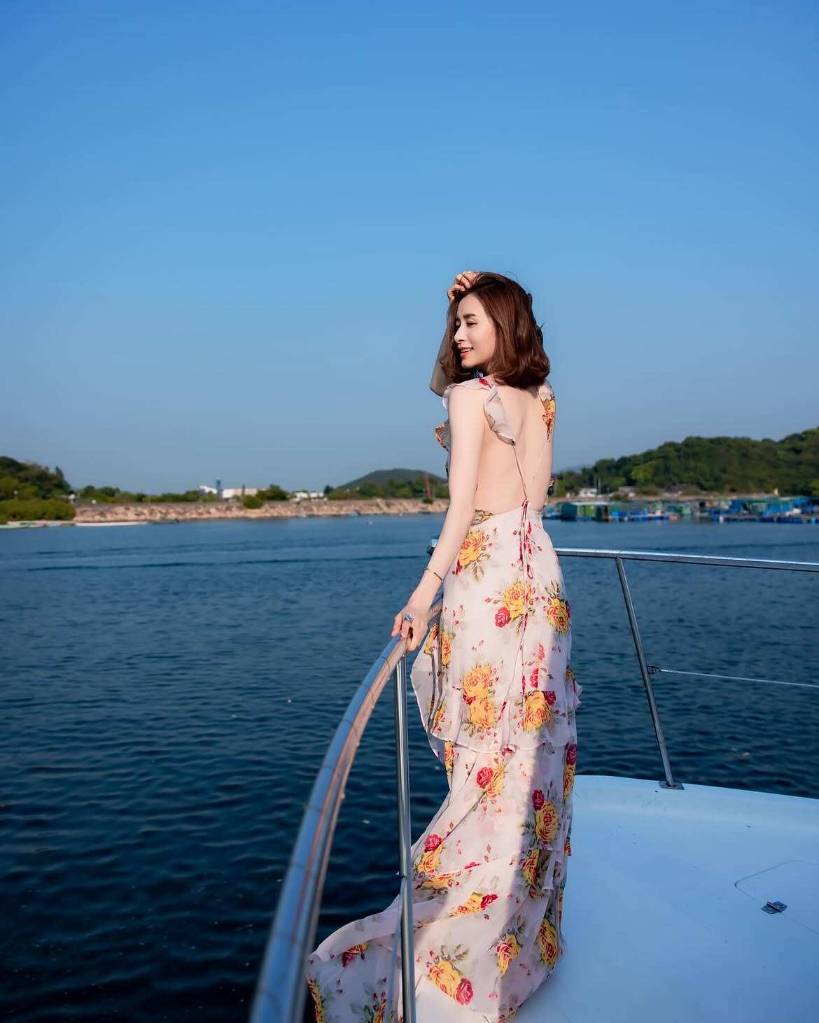 Phong cách thời trang gợi cảm, khoe triệt để lợi thế hình thể của Thẩm Trác Doanh.