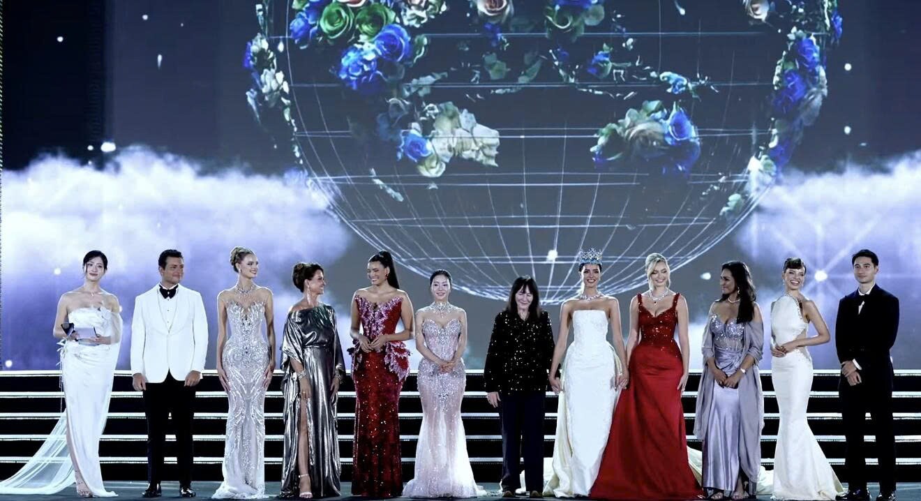 Chủ tịch Miss World Julia Morley cùng Hoa hậu Lương Thùy Linh - Á vương Tuấn Ngọc, các Miss World - Mr World kỷ niệm 75 năm thành lập cuộc thi.
