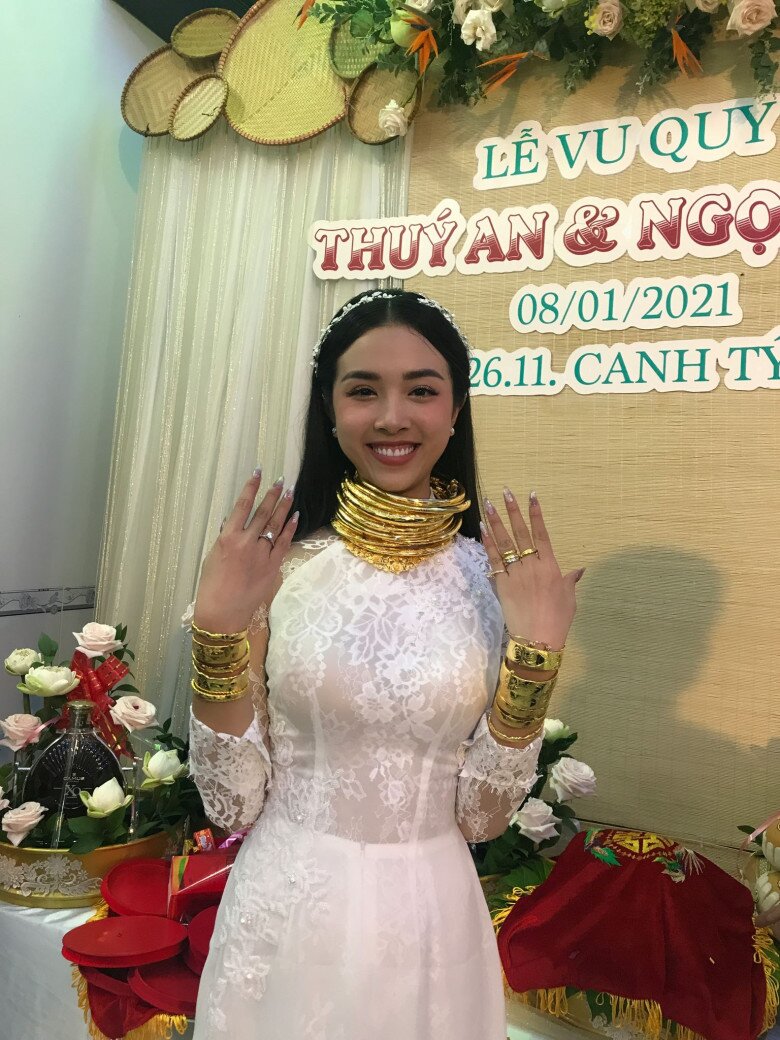 Hình ảnh đeo vàng đầy người của Á hậu Thúy An khiến nhiều người xin vía.