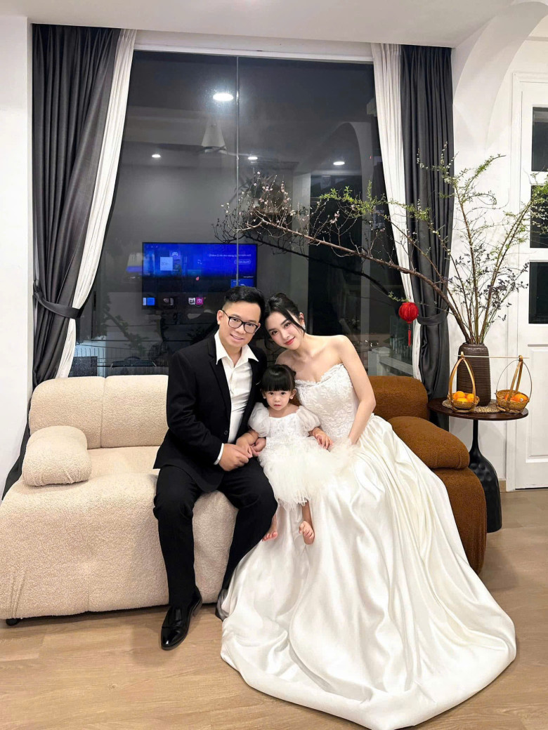 Tổ ấm hạnh phúc của mỹ nhân 9X bên chồng và con gái.