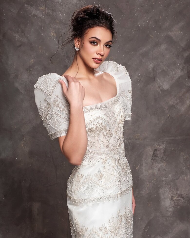 Asia Rose Simpson nổi bật với vẻ đẹp trẻ trung, trong sáng cùng profile ấn tượng. Người đẹp Philippines ghi dấu qua nhiều thử thách, cho thấy sự đa tài và năng động.