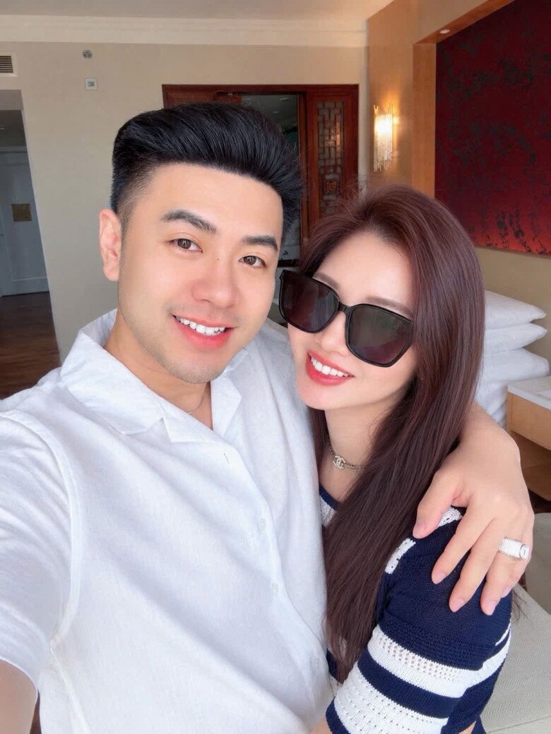 Trên trang cá nhân, cặp đôi thường xuyên chia sẻ những khoảnh khắc đời thường hạnh phúc, bình yên bên cạnh các con.