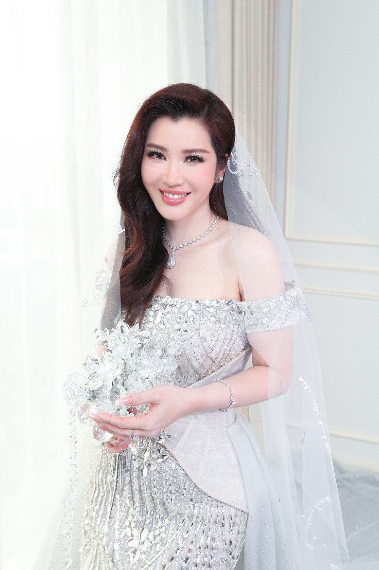Thay vì sử dụng hoa tươi, Phương Maika chọn hoa cưới làm từ pha lê. 