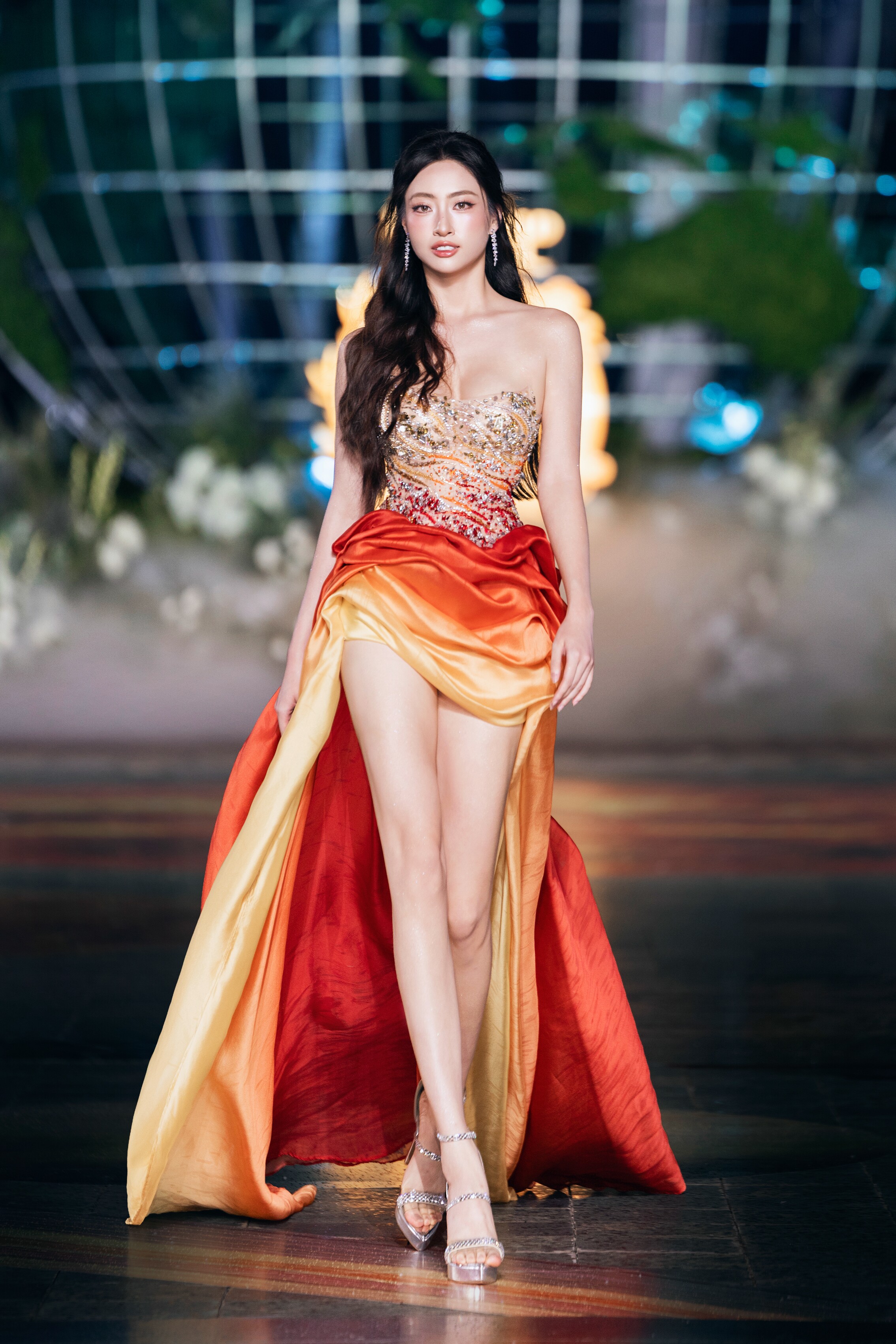 Hoa hậu Lương Thùy Linh khoe chân dài 1m22 đẹp trứ danh.