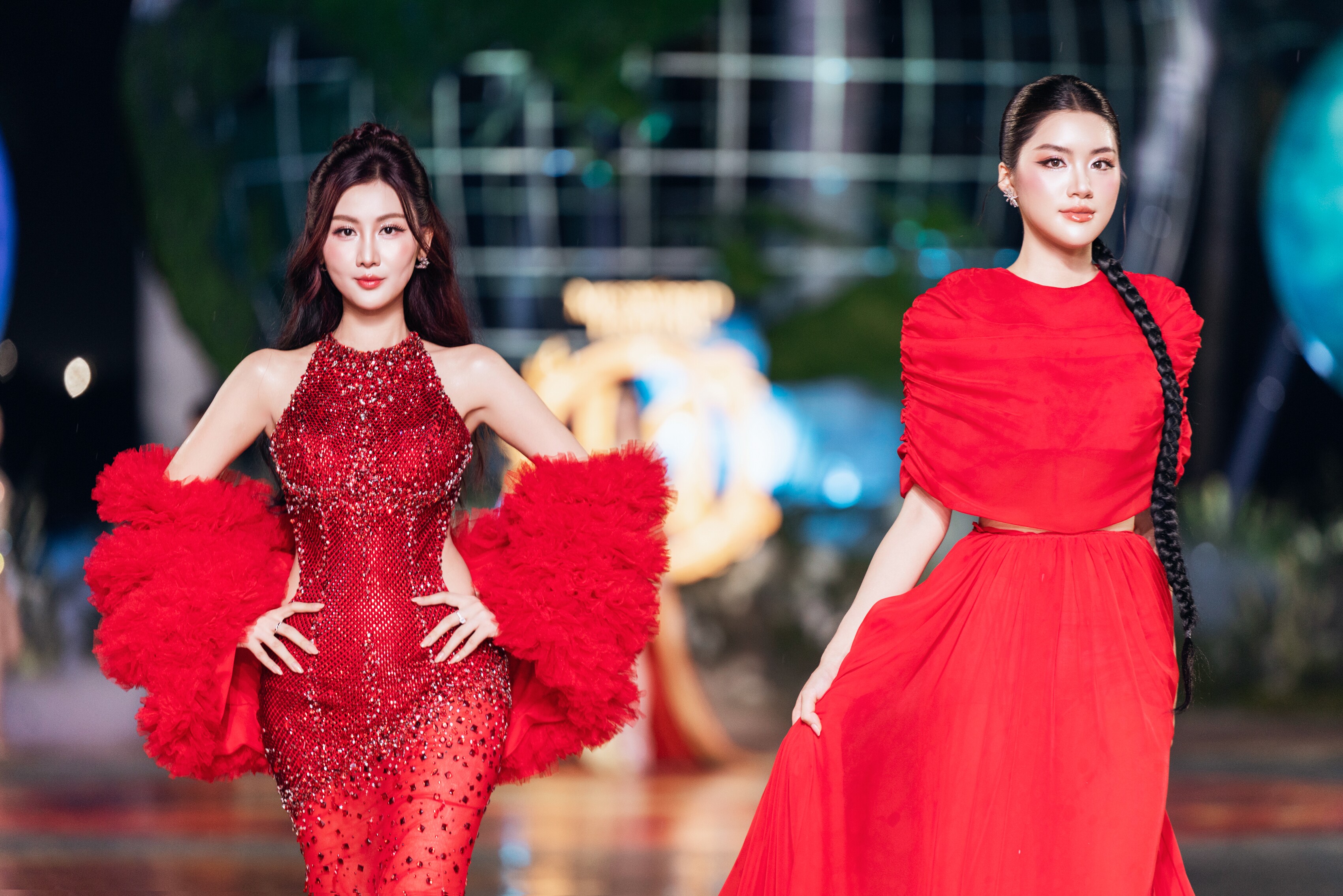 Hoa hậu Quế Anh và Hoa hậu Phương Oanh khoe khéo làn da trắng nổi bật.