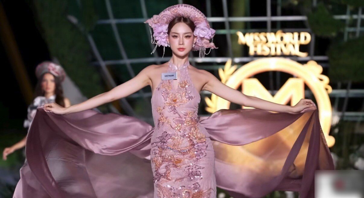 Hoa hậu Bảo Ngọc có màn bung tà đẹp xuất thần.