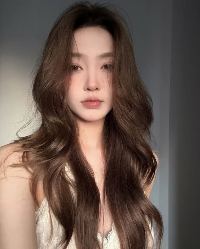 Nâu mocha pha tông lạnh, mang đến vẻ ngoài hiện đại, thời thượng. Màu tóc không quá sáng nhưng vẫn giúp diện mạo U40 trẻ trung, tinh tế và nổi bật hơn.