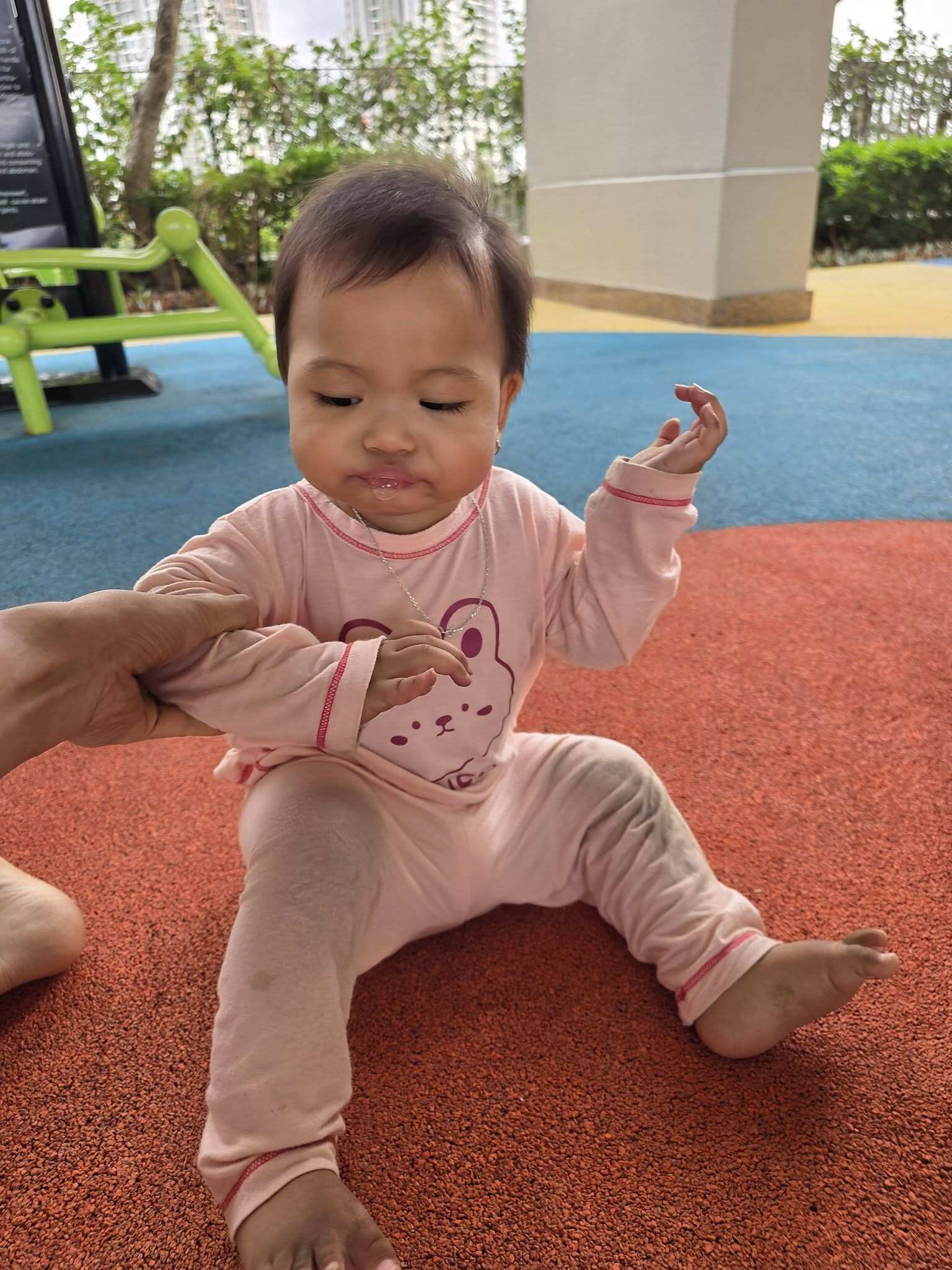Biểu cảm lém lỉnh của nhóc tỳ khi chưa tròn 1 tuổi khiến dân tình không khỏi thích thú.