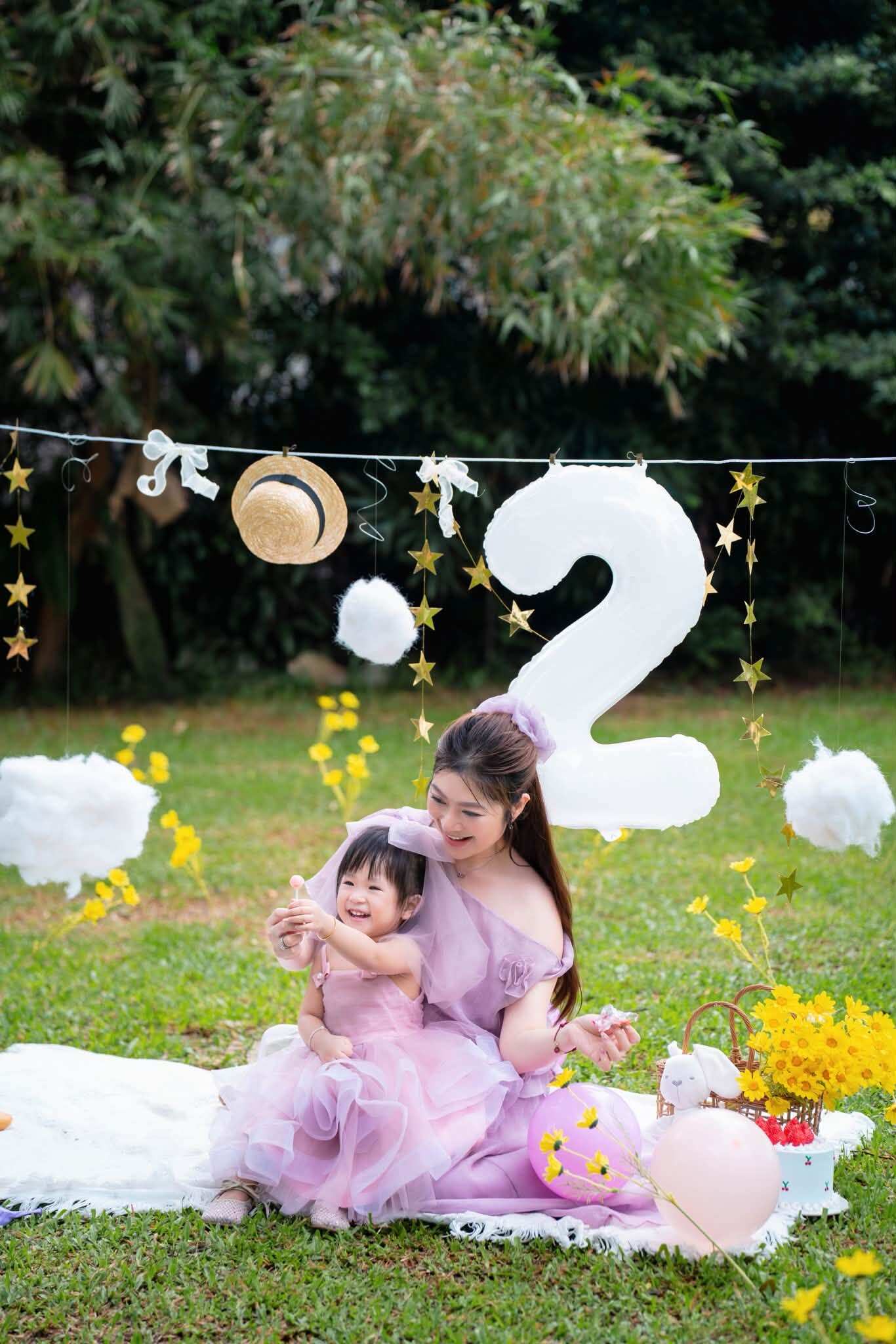 Nhân dịp con gái tròn 2 tuổi, Thanh Trúc xúc động nhớ lại hành trình vượt cạn đầy lo lắng và bày tỏ hạnh phúc khi được đồng hành, chứng kiến Kỳ Kỳ lớn lên từng ngày.