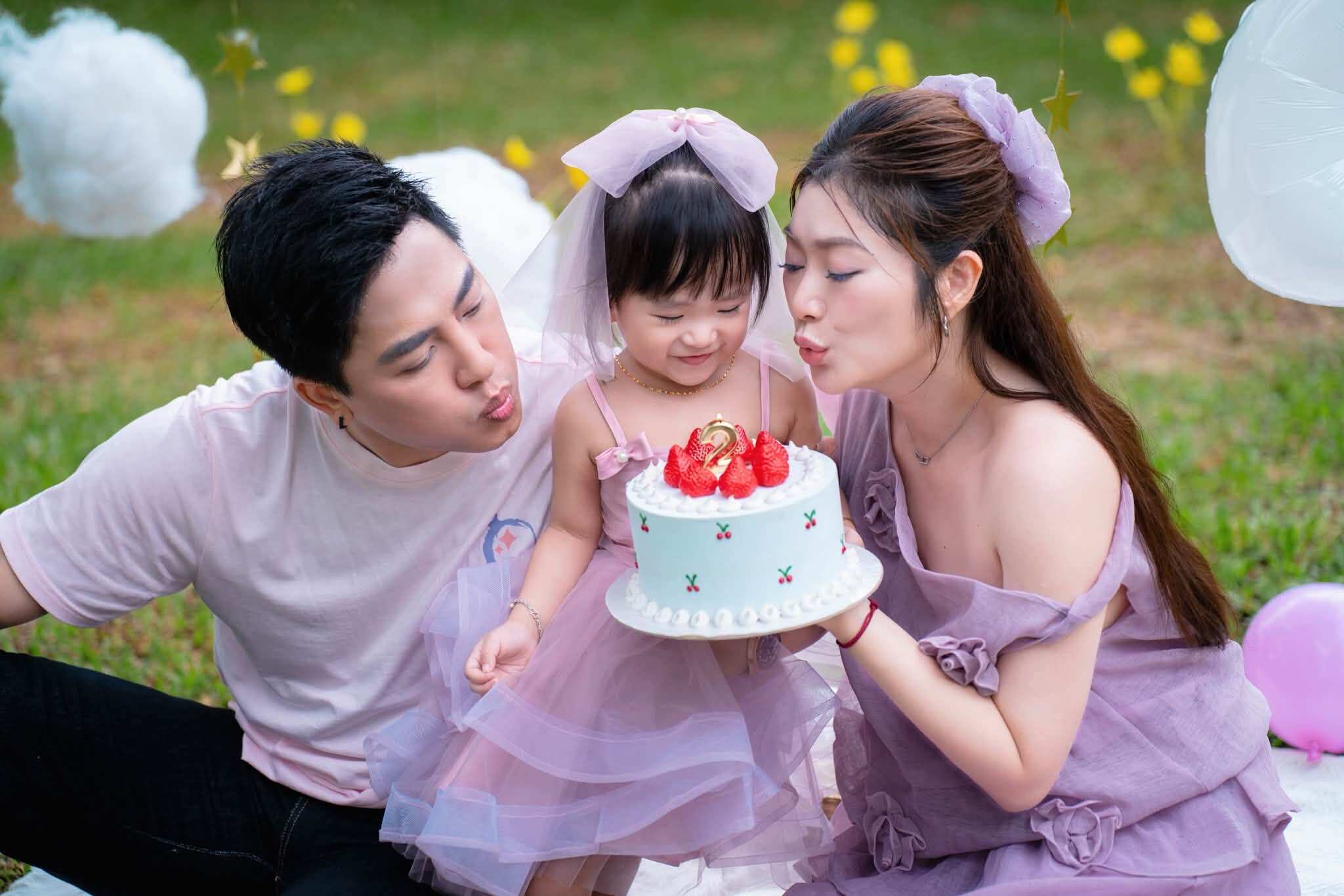 Loạt khoảnh khắc hạnh phúc của Thanh Trúc và Châu Khải Phong bên con gái đầu lòng.