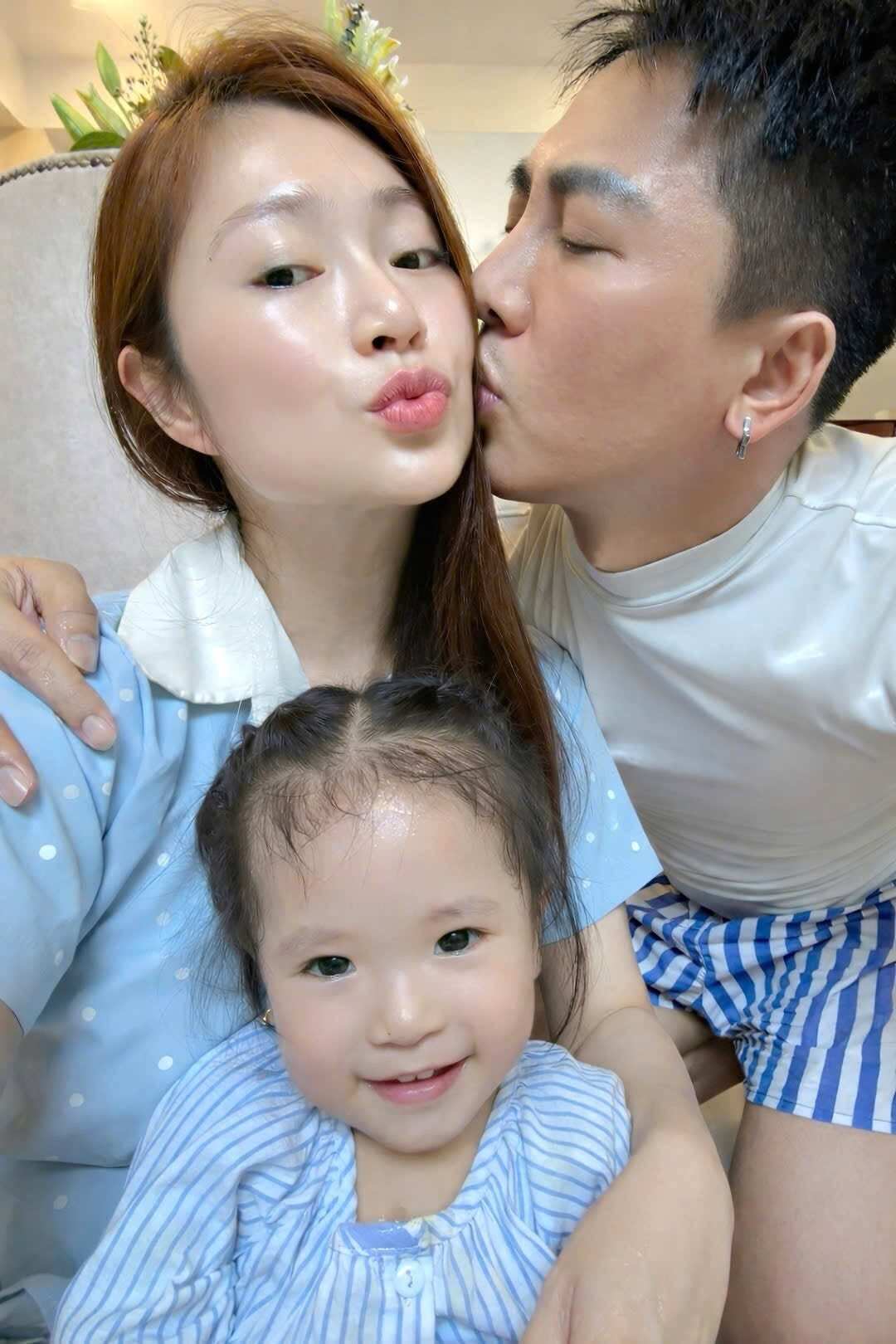 Cặp đôi cũng tạo mọi điều kiện tốt nhất để con gái phát triển.