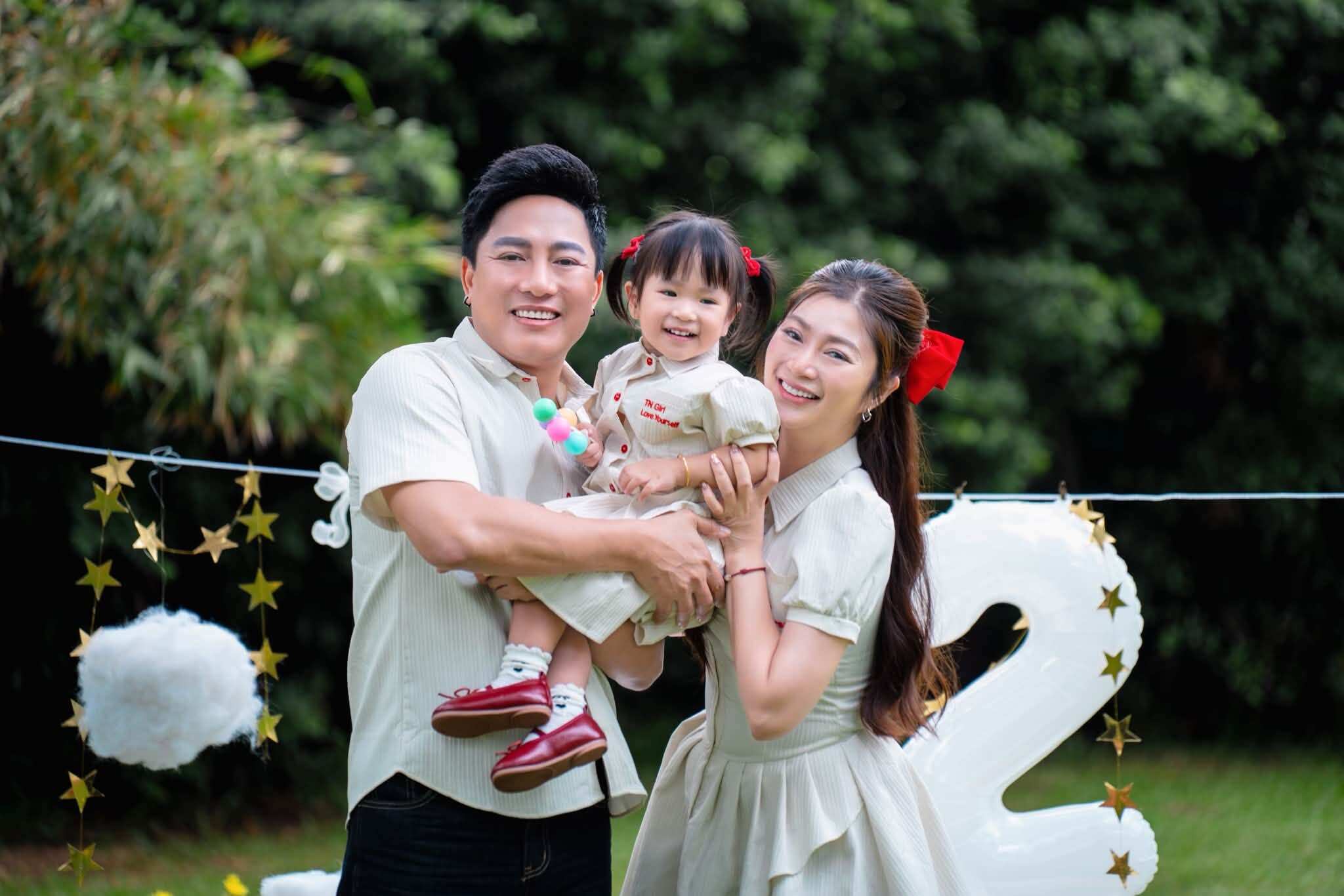 Con gái Thanh Trúc xinh như công chúa khi tròn 2 tuổi, khung ảnh gia đình hút hàng chục nghìn like - 3