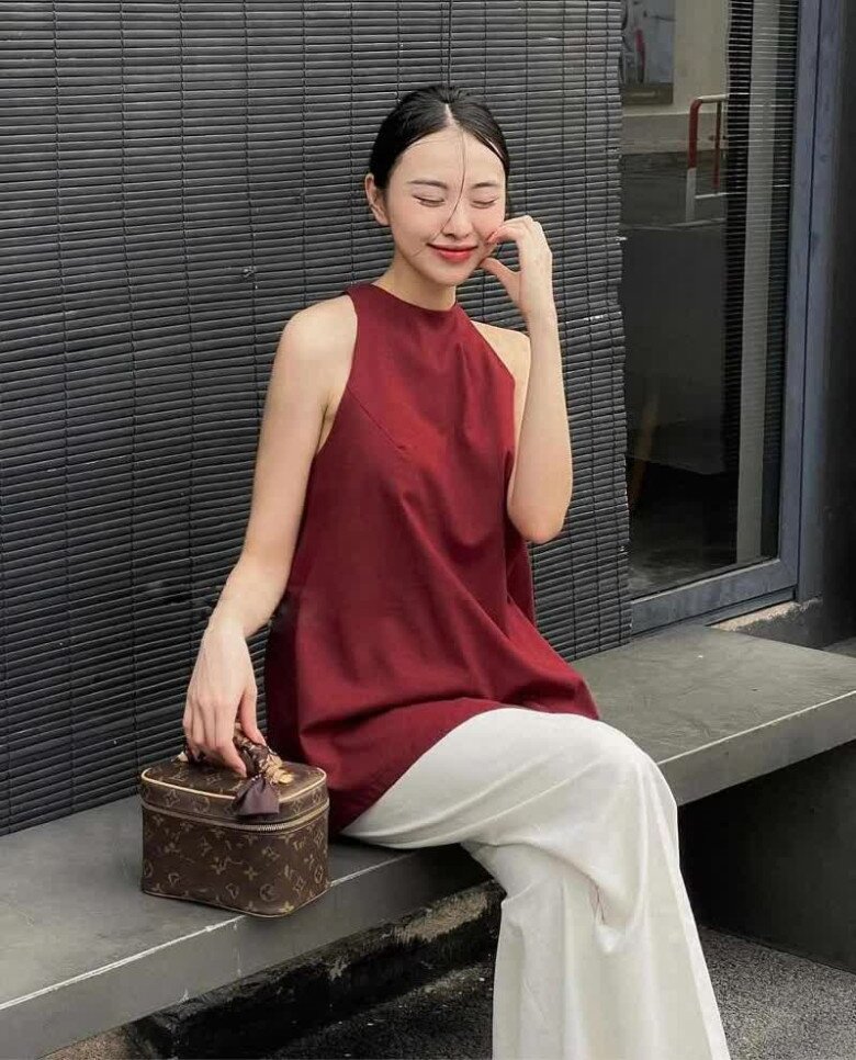 Áo yếm phối quần trắng mang nét truyền thống nhưng vẫn rất hiện đại. Chị em có thể chọn yếm màu đỏ, nâu hoặc vàng để tạo điểm nhấn, khoe khéo bờ vai.