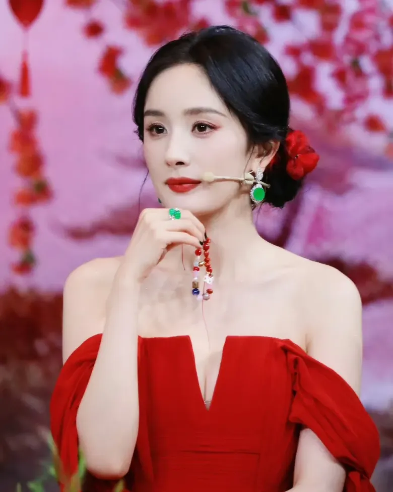 Dương Mịch sở hữu bộ sưu tập ngọc phỉ thúy không kém Phạm Băng Băng: Toàn cực phẩm giá amp;#34;khủngamp;#34;, đẳng cấp amp;#34;phú bàamp;#34; - 5