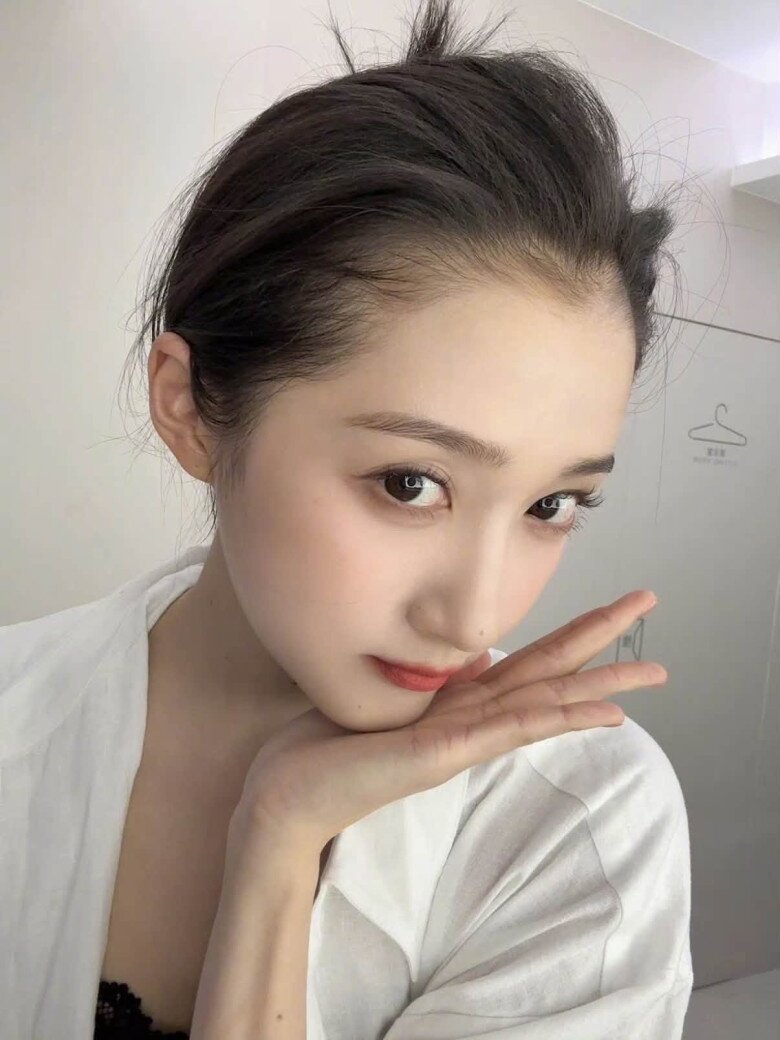 Ở tuổi 29, Quan Hiểu Đồng gây xuýt xoa với visual đẹp không tì vết.