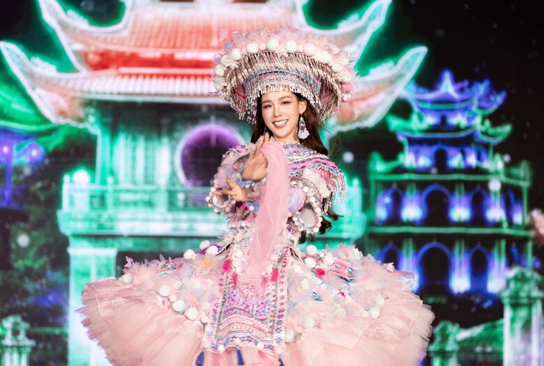 Trang phục Dances of the World mang tên Lưng trời vương nắng được Hoa hậu Bảo Ngọc lựa chọn để trình diễn tại Miss World lần thứ 73. 