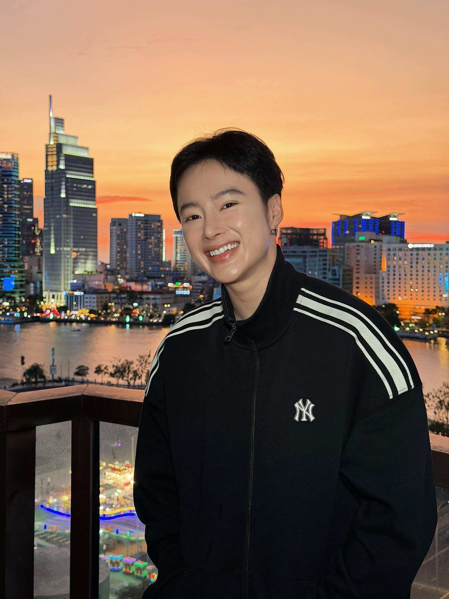 Hình ảnh hiện tại của Angela Phương Trinh mang màu sắc hoàn toàn khác. Nữ diễn viên theo đuổi vẻ ngoài mạnh mẽ, cá tính với mái tóc ngắn, vóc dáng săn chắc cùng phong cách thời trang năng động.