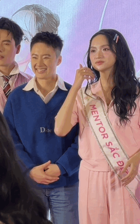 Khung hình giữa Hoa hậu Hương Giang và Angela Phương Trinh khiến dân tình thích thú. 