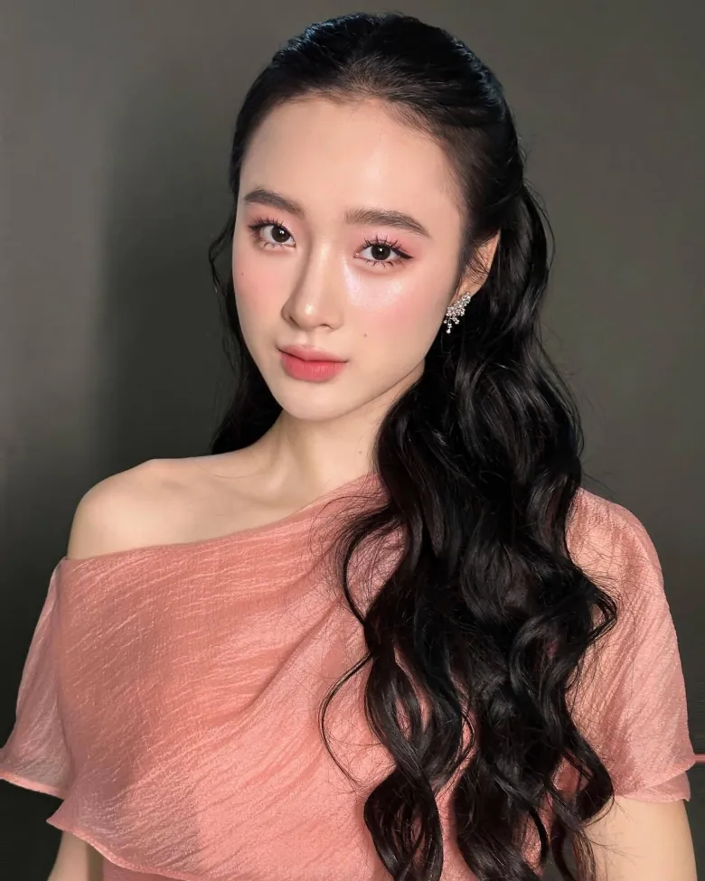 Angela Phương Trinh từng được mệnh danh là Nữ hoàng thảm đỏ của showbiz Việt. Mỗi lần xuất hiện, cô đều khiến truyền thông và khán giả chú ý bởi phong cách biến hóa táo bạo, từ trang phục, kiểu tóc đến lối trang điểm, luôn biết cách chiếm trọn spotlight.